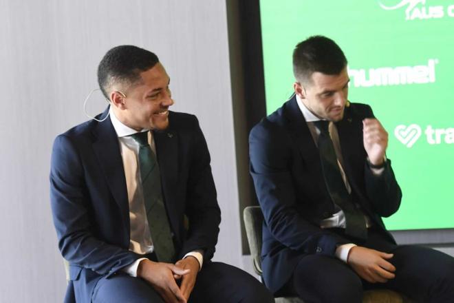 Vitor Roque, junto a Lo Celso, durante su presentación con el Betis (Foto: Kiko Hurtado).