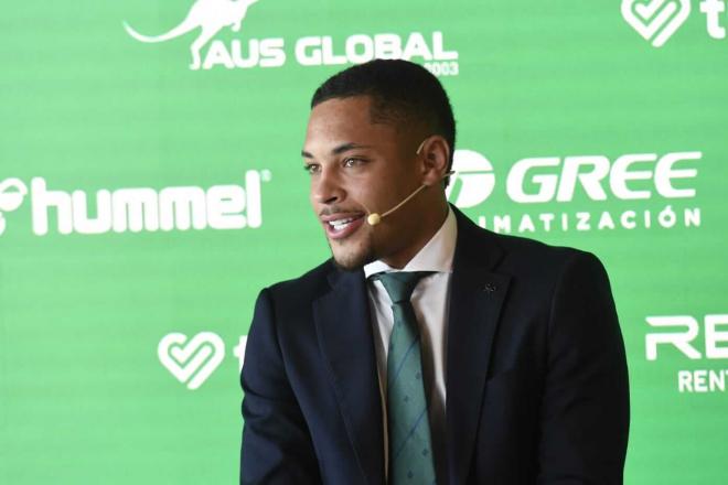 Vitor Roque, durante su presentación con el Betis (Foto: Kiko Hurtado).