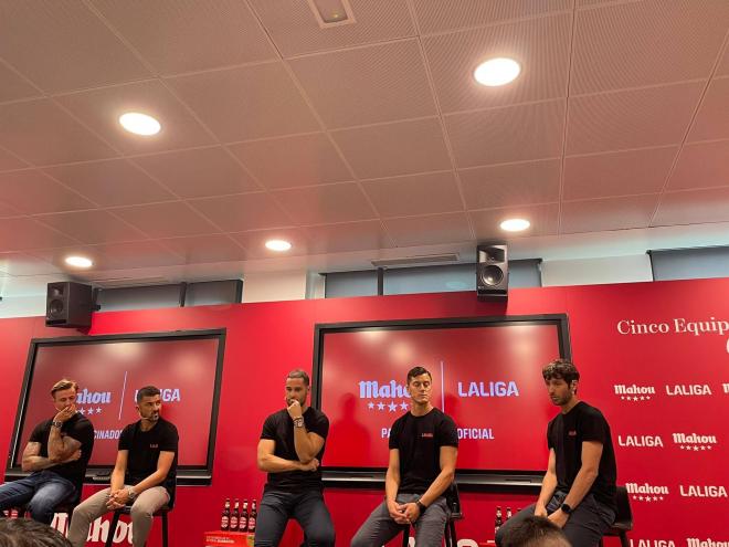 Esteban Granero junto a Guti, David Villa, Mario Suárez y Martín Mantovani en un acto de Mahou (F