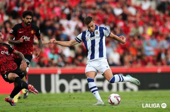 Luka Sucic, uno de lso refuerzos de este verano, golpea el esférico en Son Moix (Foto: LaLiga).