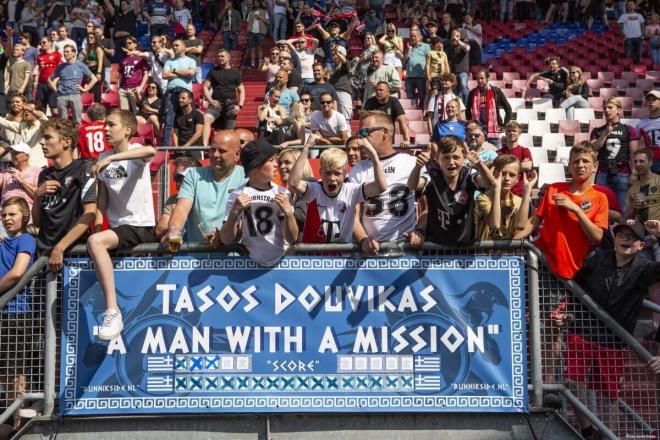 Aficionados de FC Utrecht anotando los goles de Tasos Douvikas (Foto: Twitter).