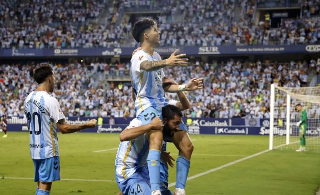 Antoñito Cordero, subido a hombros de Einar en un gol en La Rosaleda. (Foto: MCF)