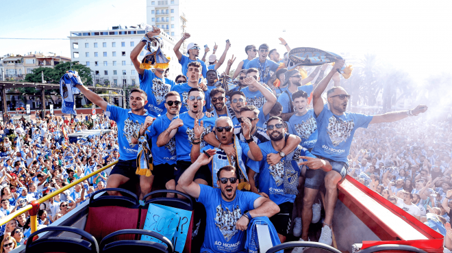 La plantilla del ascenso, con la camiseta conmemorativa que el Málaga diseñó para el momento. (Foto: MCF)