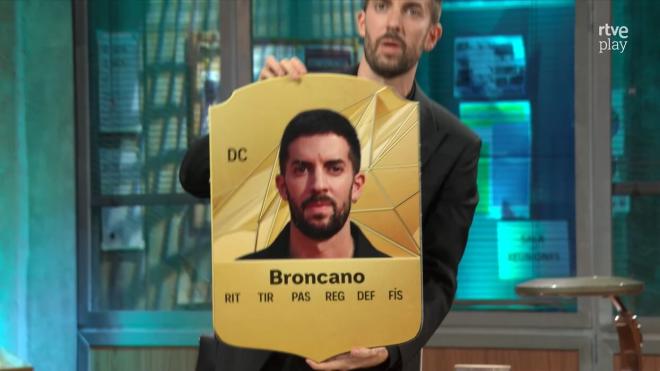 David Broncano con su carta del FC 25 entregada por DjMaRiiO (Foto: La Revuelta).