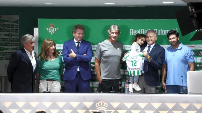 Paola, presentada en el Real Betis.