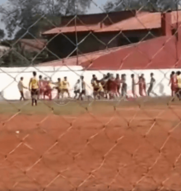 Pelea durante un partido en Paraguay (Foto: Megacadena)