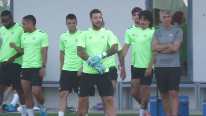 Aitor Ruibal se pone los guantes de portero en el entrenamiento del Betis.