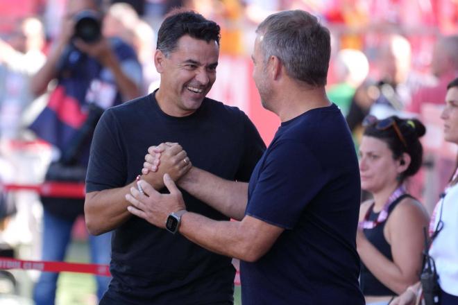 El saludo entre Míchel y Hansi Flick previo al Girona-Barça (Foto: Cordon Press).