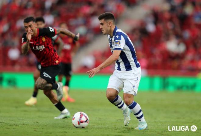 Ander Barrenetxea conduce un balón en Son Moix (Foto: LaLiga).