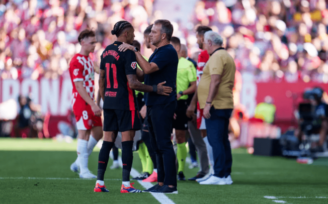 Hnasi Flick hablando con Raphinha (Foto: FCB).