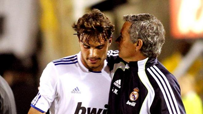 José Mourinho habla con Pedro León cuando ambos estaban en el Real Madrid (foto: Cordon Press).