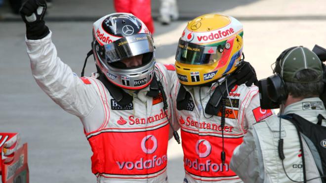 Lewis Hamilton y Fernando Alonso compartieron equipo en 2007 como pilotos de McLaren (foto: Cordon