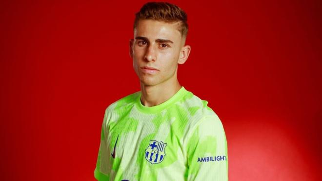 Fermín López posa con la camiseta del FC Barcelona (Foto: FCB)