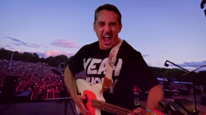 Gary Neville, nuevo bajista de la banda de rock The Reytons (Redes Sociales)