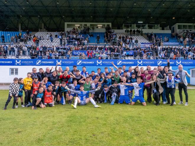 Mece con la plantilla del Real Avilés.