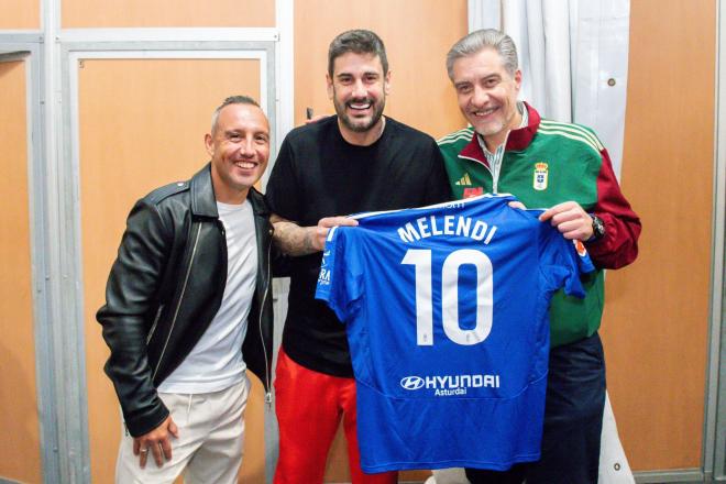 Melendi posa con la camiseta azul. (Foto: Real Oviedo)