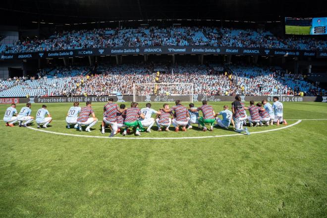 Los jugadores dan gracias a la afición en Balaídos (Foto: RC Celta).