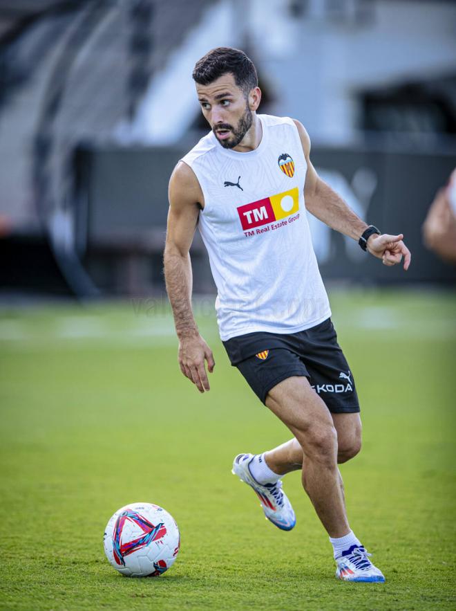 José Gayà ya toca balón en Paterna (Foto: Valencia CF).