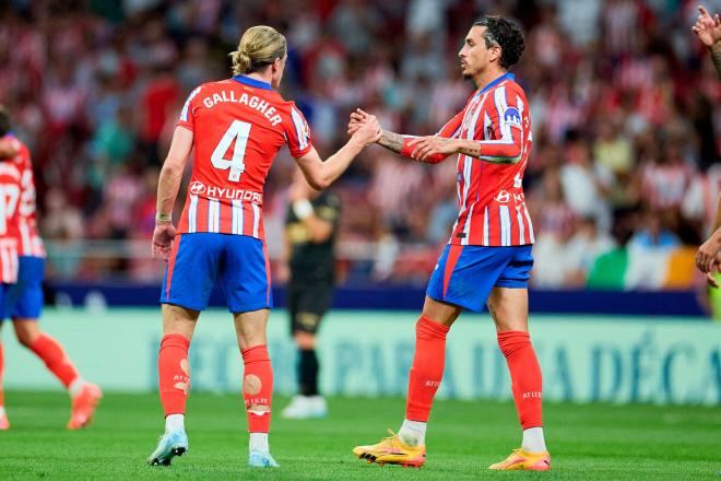 José María Giménez choca la mano a Conor Gallagher (Foto: Cordon Press).