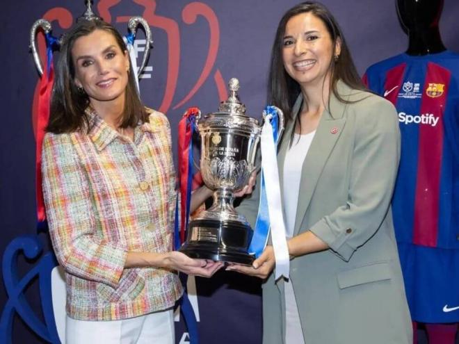 María Ángeles García Chaves, junto a la Reina Letizia con la Copa de la Reina (Foto: EFE).