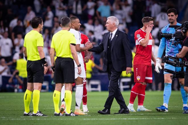 Carlo Ancelotti saluda a Mbappé tras el Real Madrid-Stuttgart (Foto: Cordon Press).