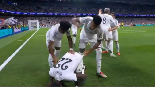 Endrick y Militao haciendo la 'celebración' de Rüdiger (Captura 'Movistar')