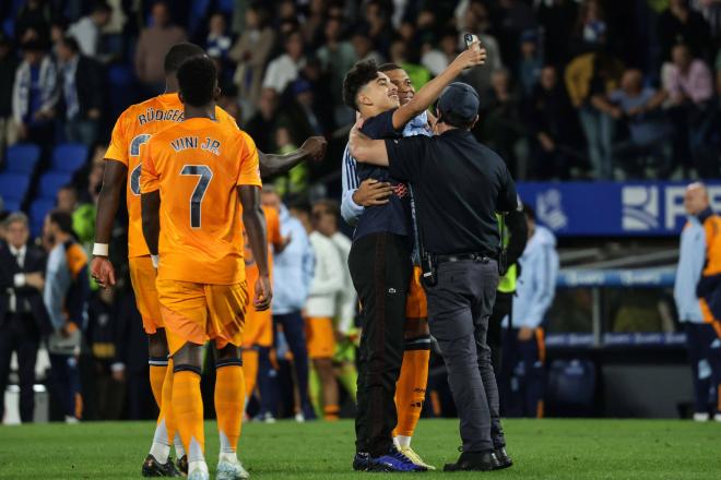 Kylian Mbappé con un aficionado en el Reale Arena (Foto: Cordon Press)