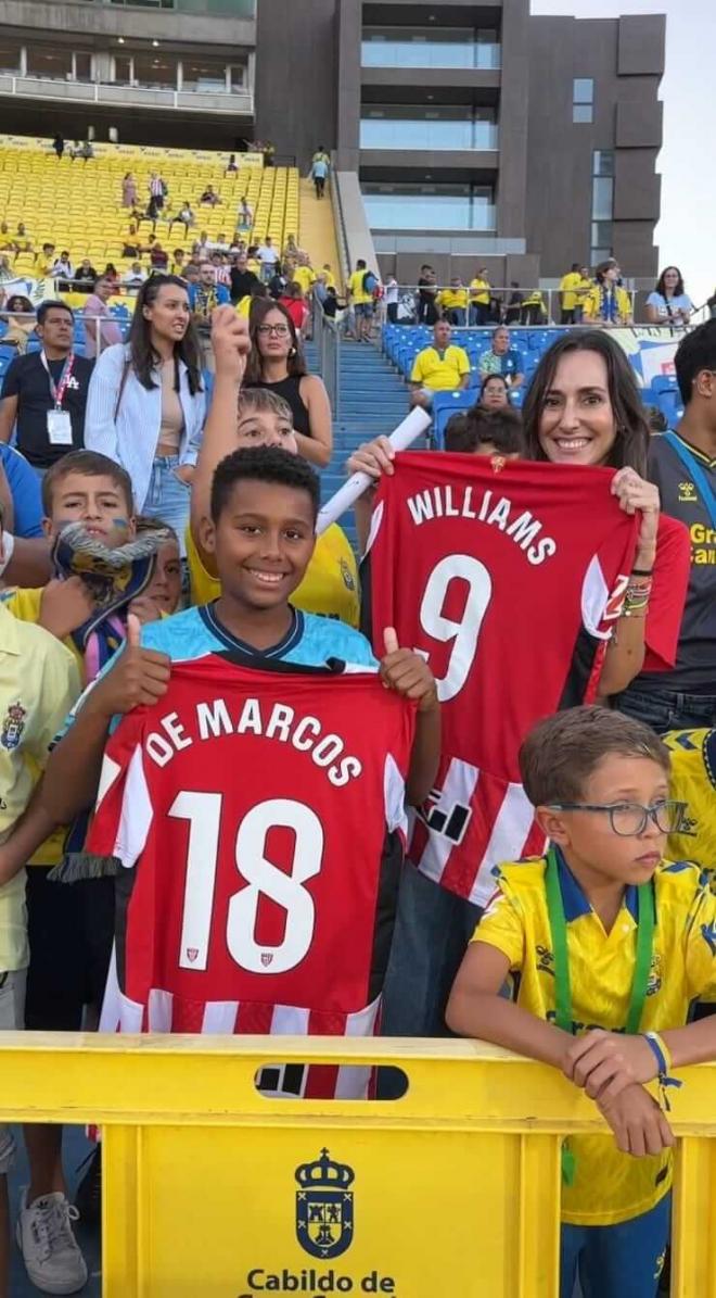 El joven Lamine posa con la camiseta de los capitanes rojiblancos (Foto: Athletic Club).