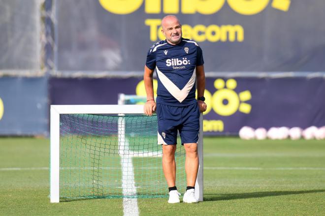 Paco López, en un entrenamiento (Foto: Cádiz CF).