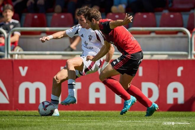 Unai Egiluz en su debut profesional con el Mirandés. (Foto: LALIGA HYPERMOTION)