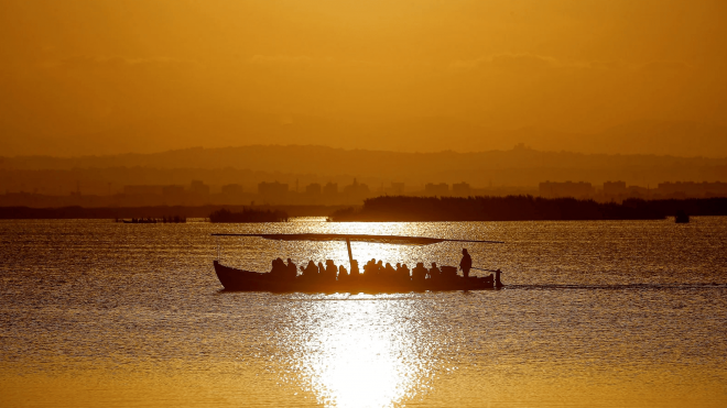 Atardecer naranja en la Albufera (Foto: EFE)