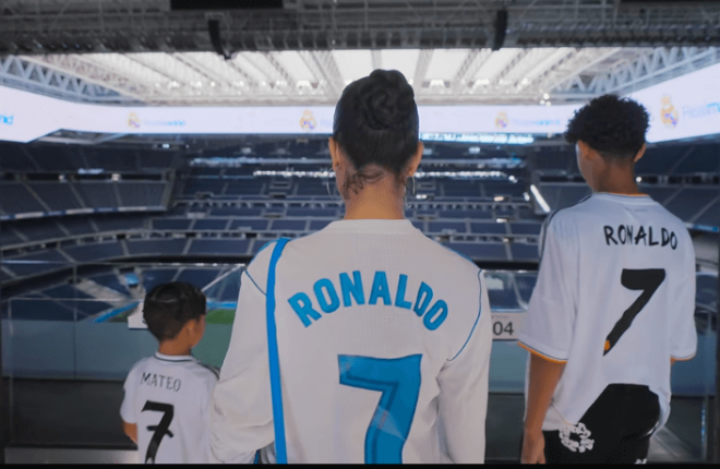 Georgina Rodríguez, Cris Jr y Mateo en el Santiao Bernabéu (Captura de Netflix)