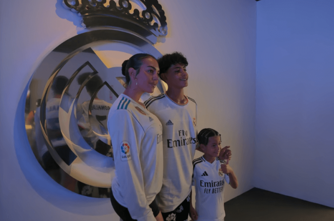 Georgina Rodríguez, Cris Jr y Mateo en el Santiao Bernabéu (Captura de Netflix)