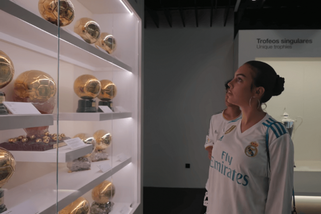 Georgina Rodríguez, Cris Jr y Mateo en el Santiao Bernabéu (Captura de Netflix)