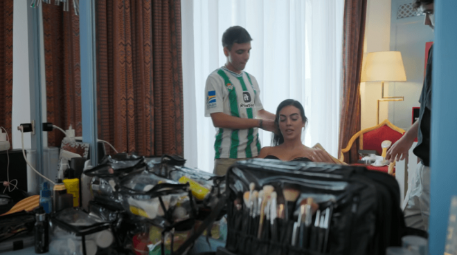 El peluquero Serpiente, en 'Soy Georgina' con una camiseta del Betis (Captura de Netflix)