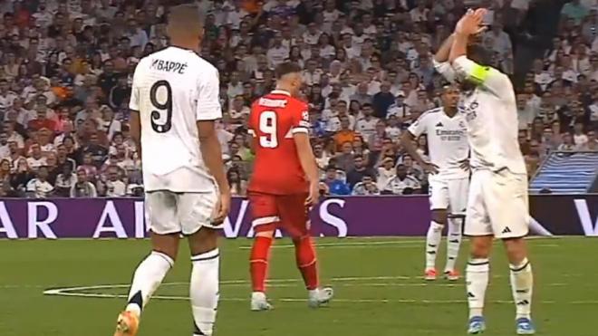 Dani Carvajal pidiendo perdón por los pitos en el Bernabéu. (Fuente: captura de la retransmisión