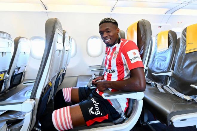 El delantero Álvaro Djaló se ata el cinturón en el asiento de un avión (Foto: Athletic club).