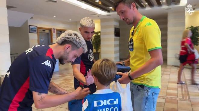 El pequeño Marco conoce a los jugadores del Deportivo en Córdoba.