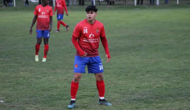 Erik Luján, durante un partido (Foto: CD Bélver).