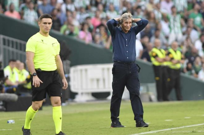 Manuel Pellegrini durante el partido (foto: Kiko Hurtado).