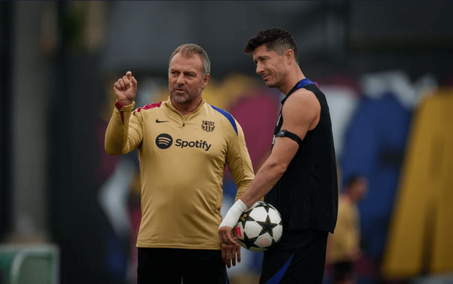 Hansi Flick y Robert Lewandowski, en un entrenamiento con el Barça (Foto: FCB).