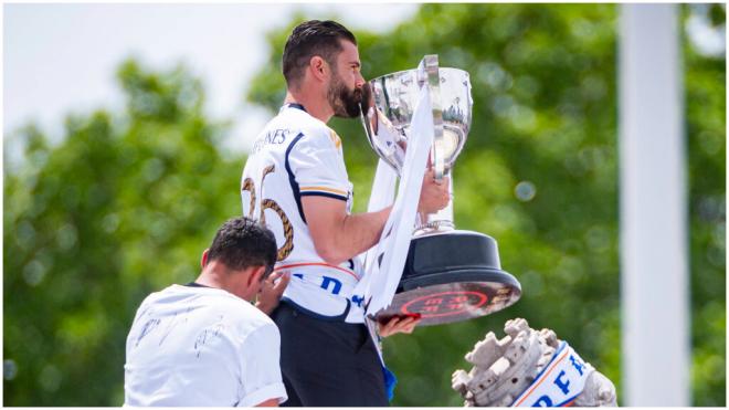 Nacho Fernández, ex capitán del Real Madrid, levantando la Copa de Europa. (Fuente: Cordon Press)