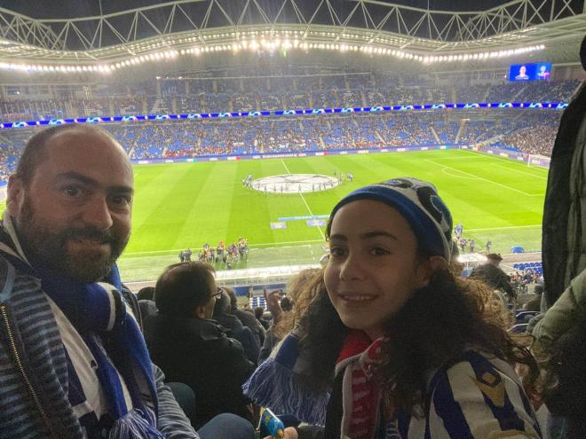 Juan Carlos Oliva y Sofía viendo a la Real Sociedad contra el Benfica.