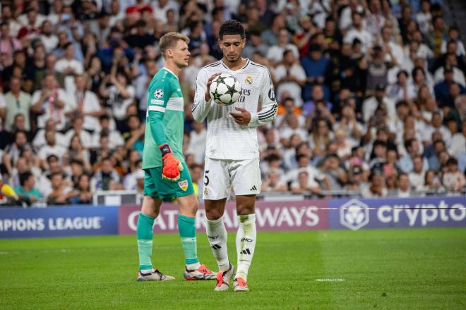 Jude Bellingham agarra la pelota en el Real Madrid-Stuttgart (Foto: Cordon Press).