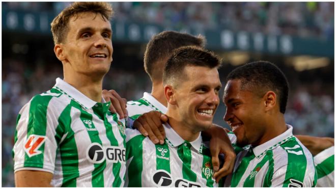 Los jugadores celebran el gol de Lo Celso.