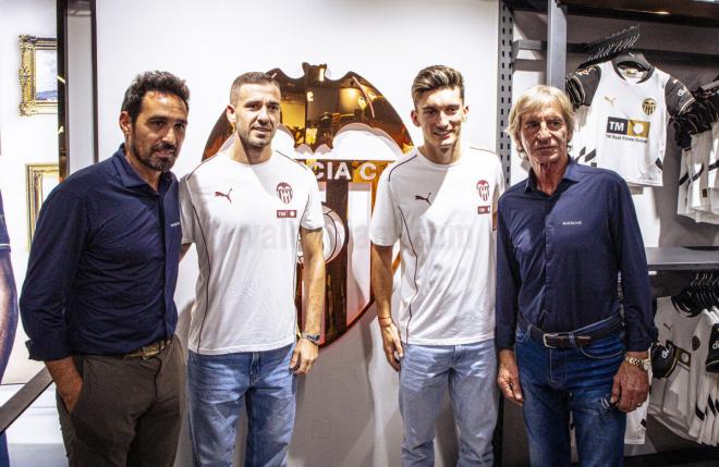 Nuevo color naranja del Valencia CF detrás de los protagonistas de la foto