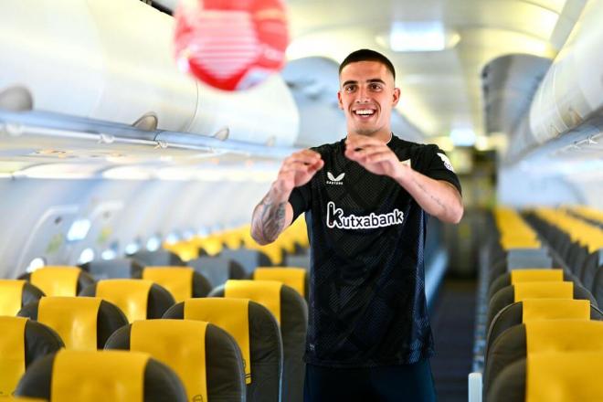 El portero Alex Padilla atrapando un balón de fútbol en el interior de un avión (Foto: Athletic club).