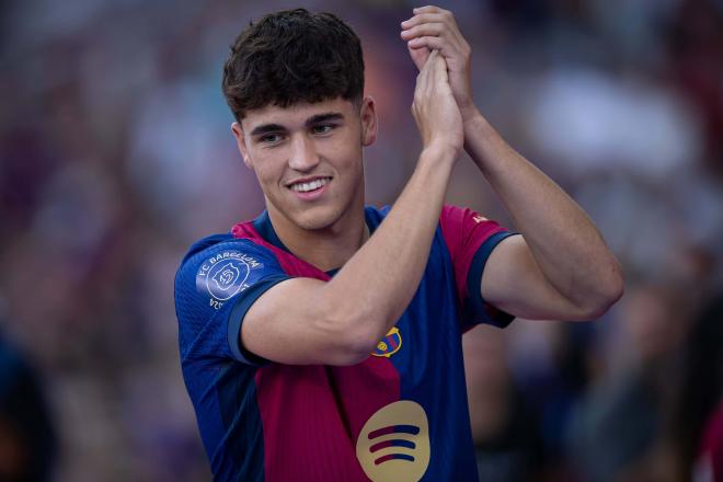 Pau Cubarsí aplaude durante la presentación del Barça en el Gamper (Foto: Cordon Press).