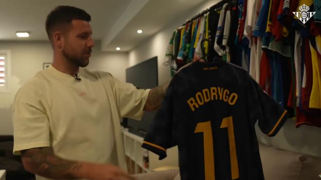 Aitor Ruibal, con la camiseta de Rodrygo.