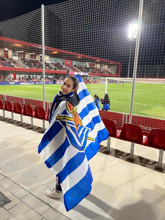 Sofía con una bandera de la Real Sociedad en la semifinal de Copa de la Reina contra el Atlético de Madrid.